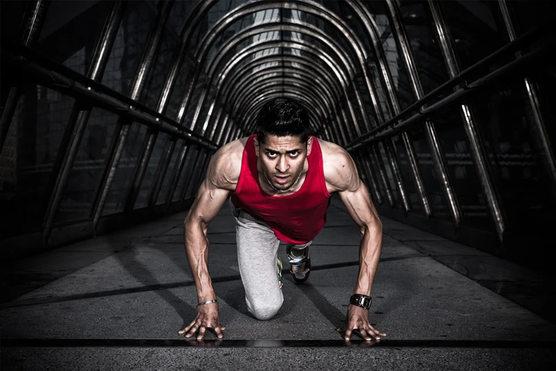 Adrien Artist exécutant une pose de danse moderne.