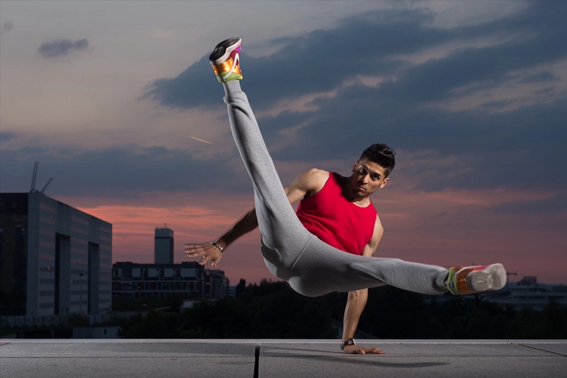 Adrien Artist en séance photo danse pour ses contenus pédagogiques.