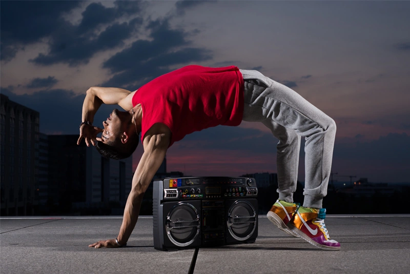 Adrien Artist en mouvement, démonstration de danse pour ses tutoriels.